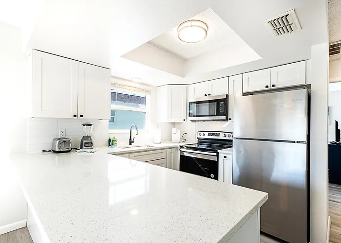 Apartment 2bd 2ba Beachside E 3min To Pool! Clearwater Beach