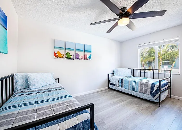 Apartment 2bd 2ba Beachside E 3min To Pool! *