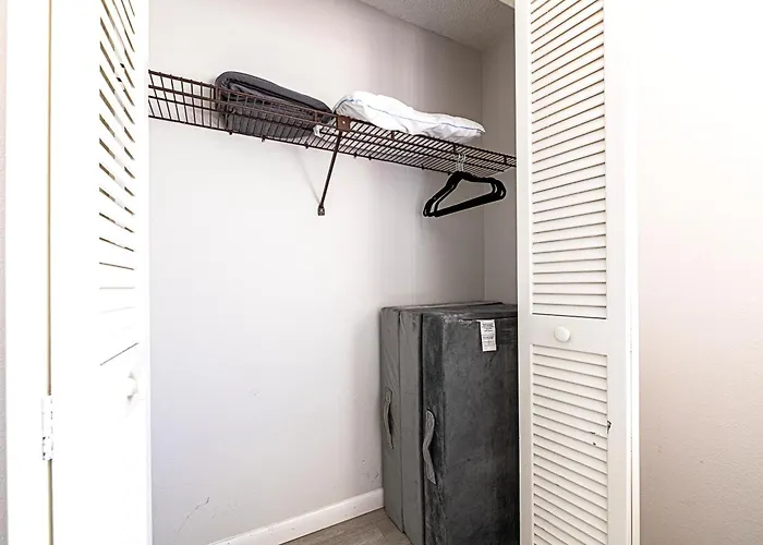 Apartment 2bd 2ba Beachside E 3min To Pool!